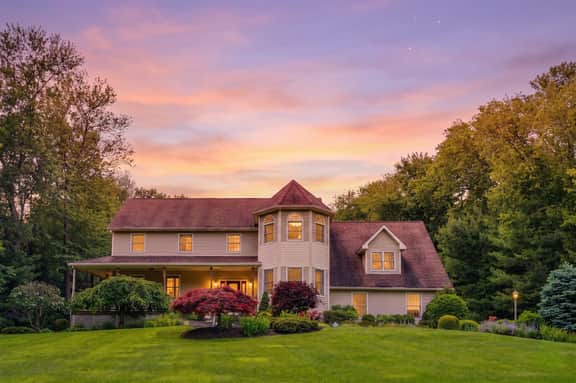 Highland Colonial - Spacious Home w/ Pool