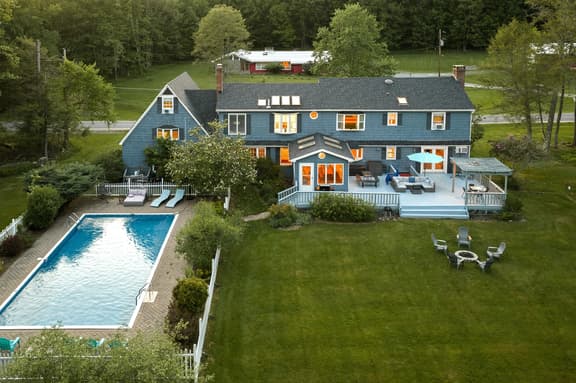 Pondview Manor - Spacious Farmhouse w/ Pond